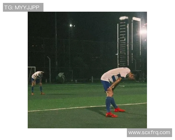 黑色短裤足球明星揭秘他在赛场上的风采与成就